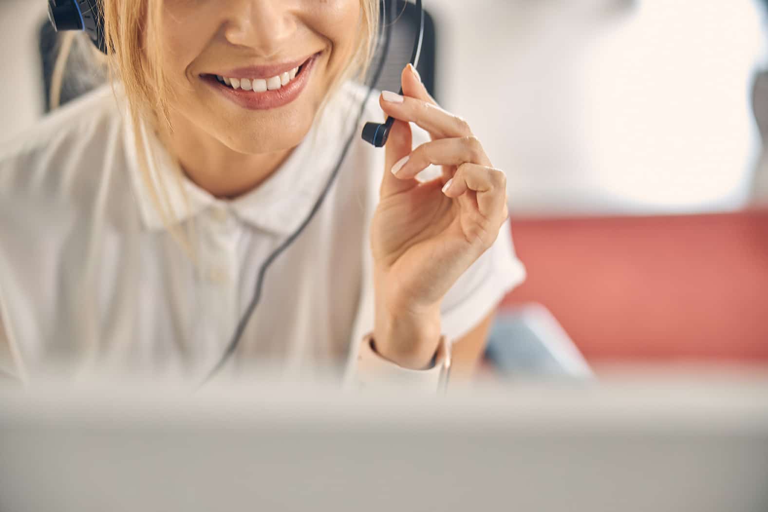 Asesora ZOCO atendiendo por teléfono