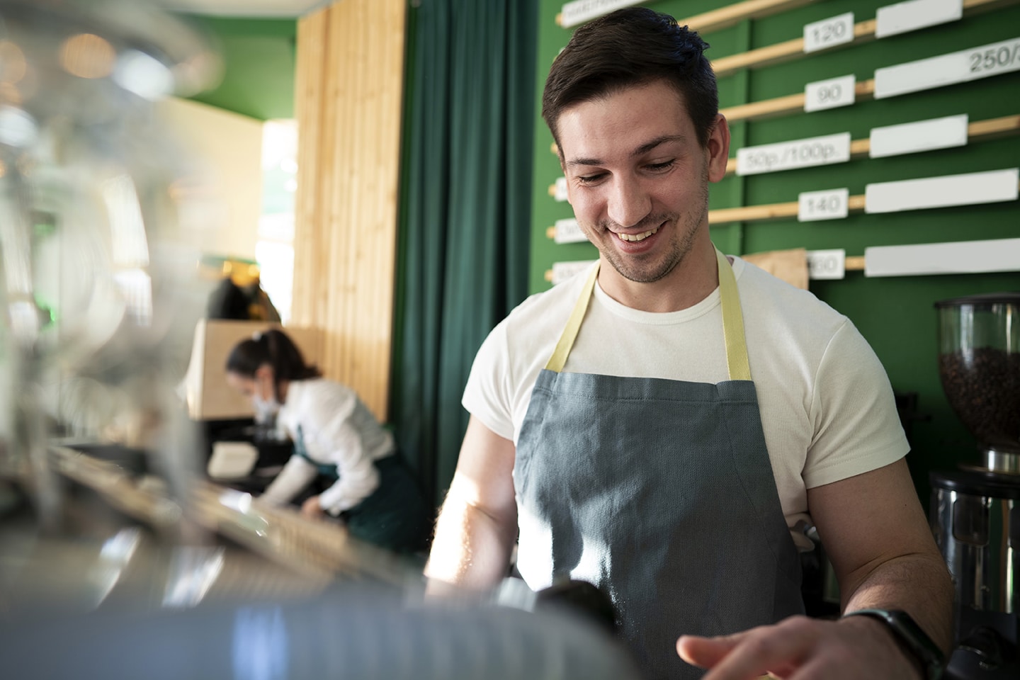 Comerciante en su local